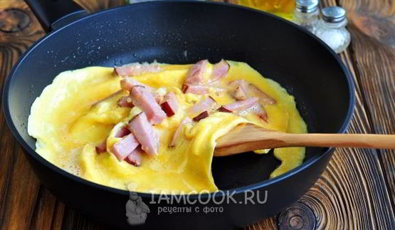 омлет с ветчиной и сыром на сковороде