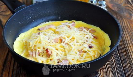 омлет с ветчиной и сыром на сковороде