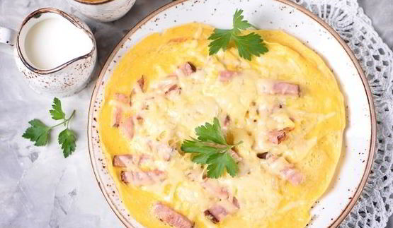 омлет с ветчиной и сыром на сковороде