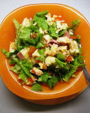 Омлет с ветчиной, помидорами и салатом айсберг