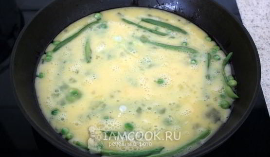 омлет с зеленым горошком и стручковой фасолью