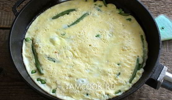 омлет с зеленым горошком и стручковой фасолью