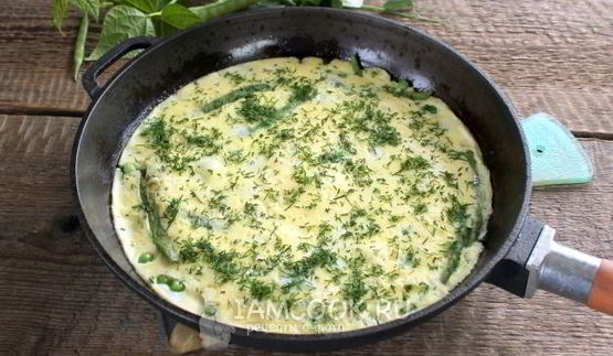 омлет с зеленым горошком и стручковой фасолью