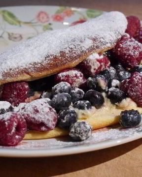 Омлет-суфле с ягодами и вареньем