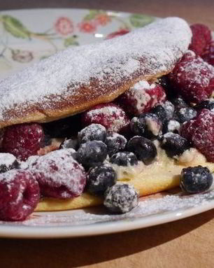 Омлет-суфле с ягодами и вареньем