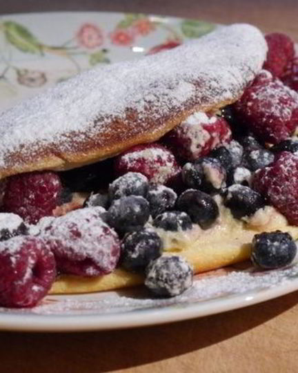 Рецепт омлета-суфле с ягодами и вареньем