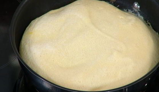 омлет-суфле с ягодами и вареньем