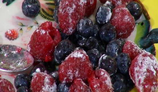 омлет-суфле с ягодами и вареньем