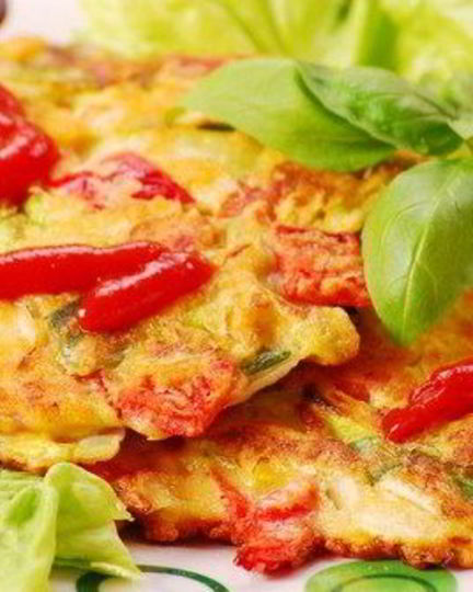 Рецепт пикантного омлета с перцем, сыром грюйер и луковым соусом