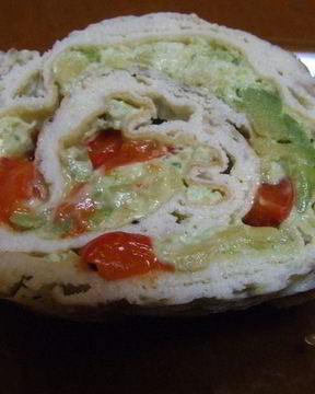 Рулет из омлета, авокадо и болгарского перца