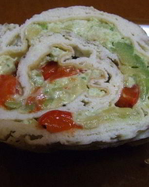 Рулет из омлета, авокадо и болгарского перца