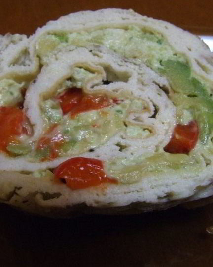 Рецепт рулета из омлета, авокадо и болгарского перца