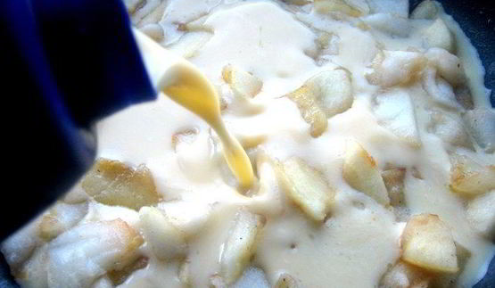 сладкий яблочный омлет