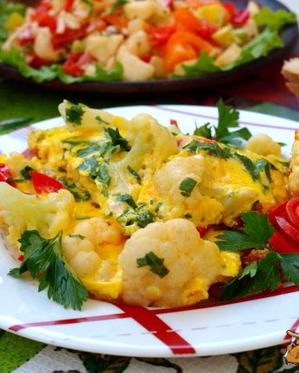 Рецепт сырного омлета с цветной капустой, колбасой и перцем