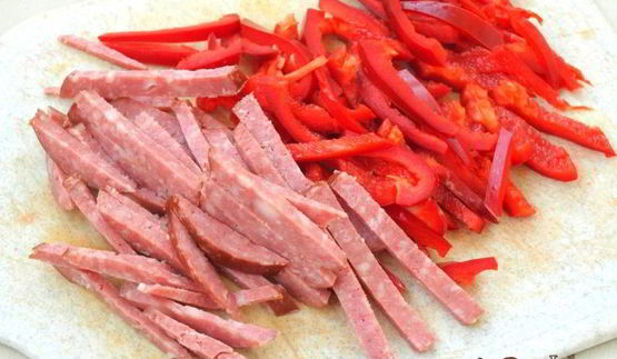 сырный омлет с цветной капустой, колбасой и перцем