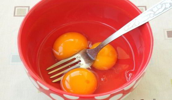 сырный омлет с цветной капустой, колбасой и перцем