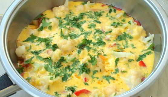 сырный омлет с цветной капустой, колбасой и перцем