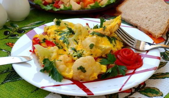 сырный омлет с цветной капустой, колбасой и перцем