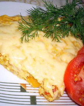 Сытный омлет с овощами и курицей