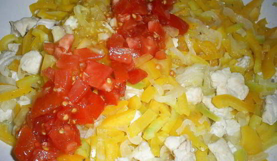 сытный омлет с овощами и курицей