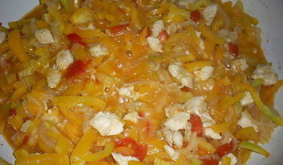 сытный омлет с овощами и курицей