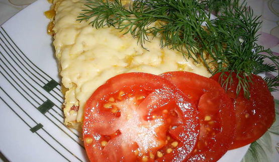 сытный омлет с овощами и курицей