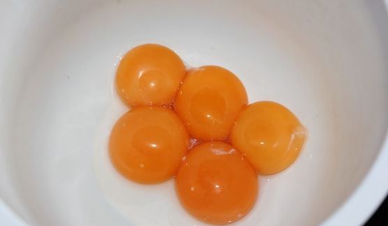 взбитый омлет с сыром и зеленью