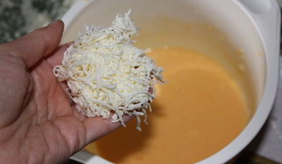 взбитый омлет с сыром и зеленью