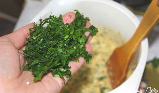 взбитый омлет с сыром и зеленью