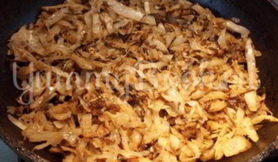 жаренный омлет с капустой