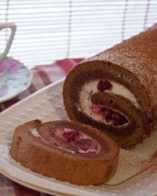 Бисквитный рулет с вишней