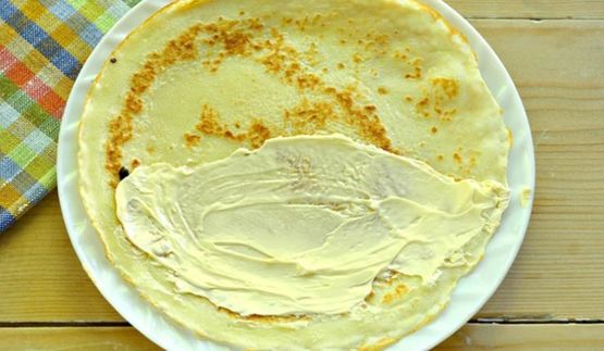 блинные рулетики с черной икрой