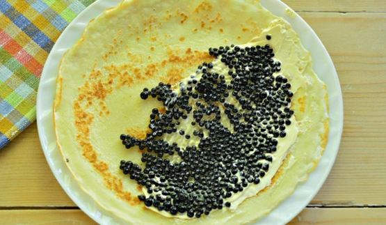 блинные рулетики с черной икрой