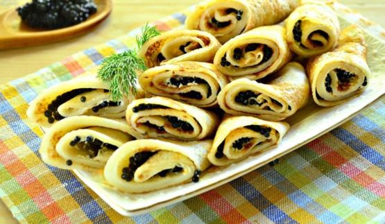 блинные рулетики с черной икрой