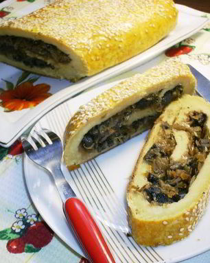 Картофельный рулет с шампиньонами и квашеной капустой