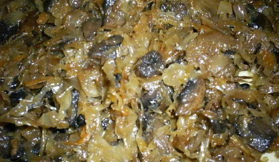 картофельный рулет с шампиньонами и квашеной капустой