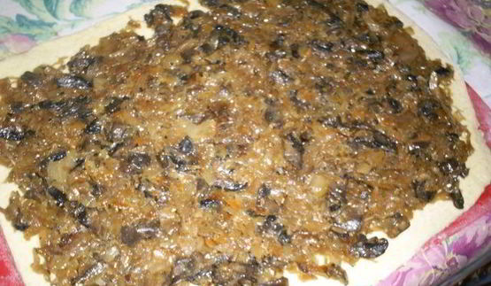 картофельный рулет с шампиньонами и квашеной капустой