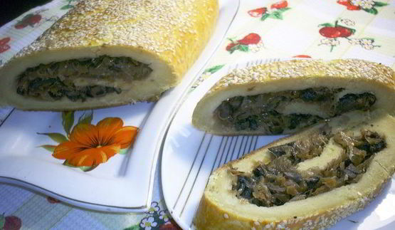 картофельный рулет с шампиньонами и квашеной капустой