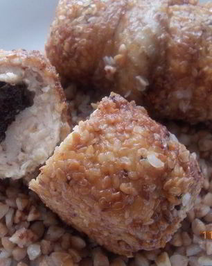 Куриные рулетики с черносливом