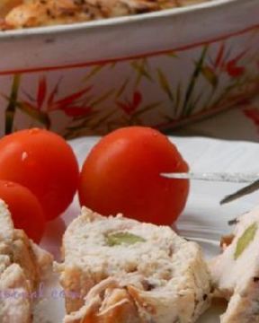 Куриные рулетики с маринованными огурчиками запеченные в сметане