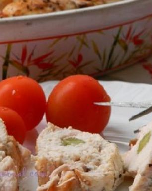 Куриные рулетики с маринованными огурчиками запеченные в сметане