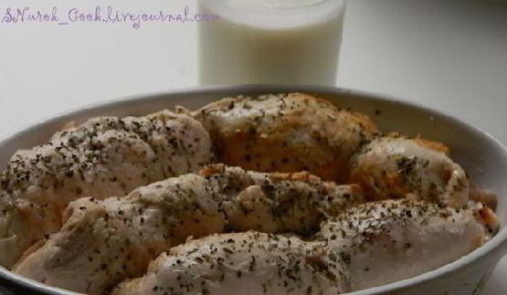 куриные рулетики с маринованными огурчиками запеченные в сметане