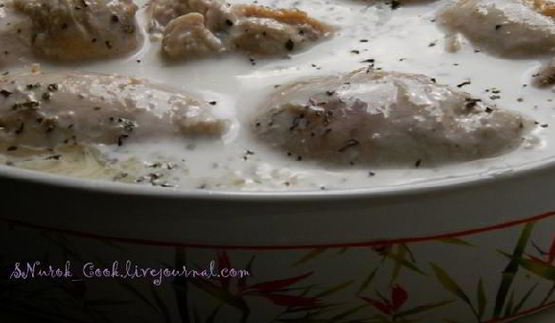 куриные рулетики с маринованными огурчиками запеченные в сметане