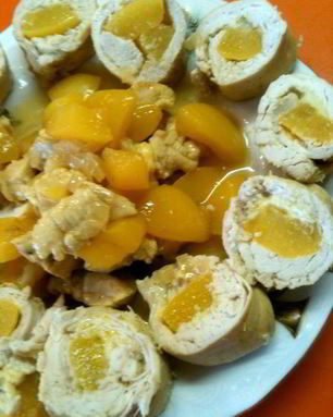 Куриные рулетики с персиками