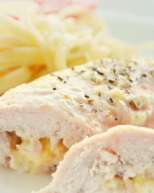 Куриные рулетики с творогом и сыром в духовке