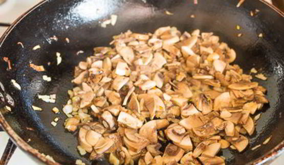 мясной рулет с брокколи и грибами