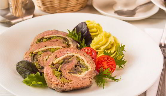 мясной рулет с брокколи и грибами
