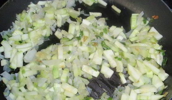 мясной рулет с грибами и кабачком