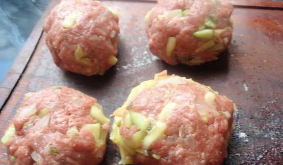 мясной рулет с грибами и кабачком