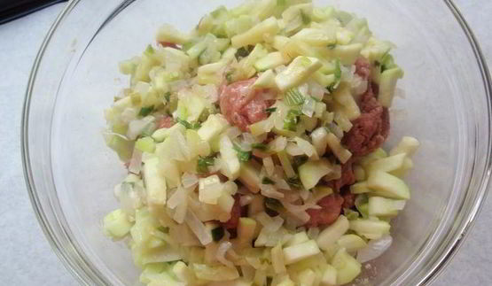 мясной рулет с грибами и кабачком